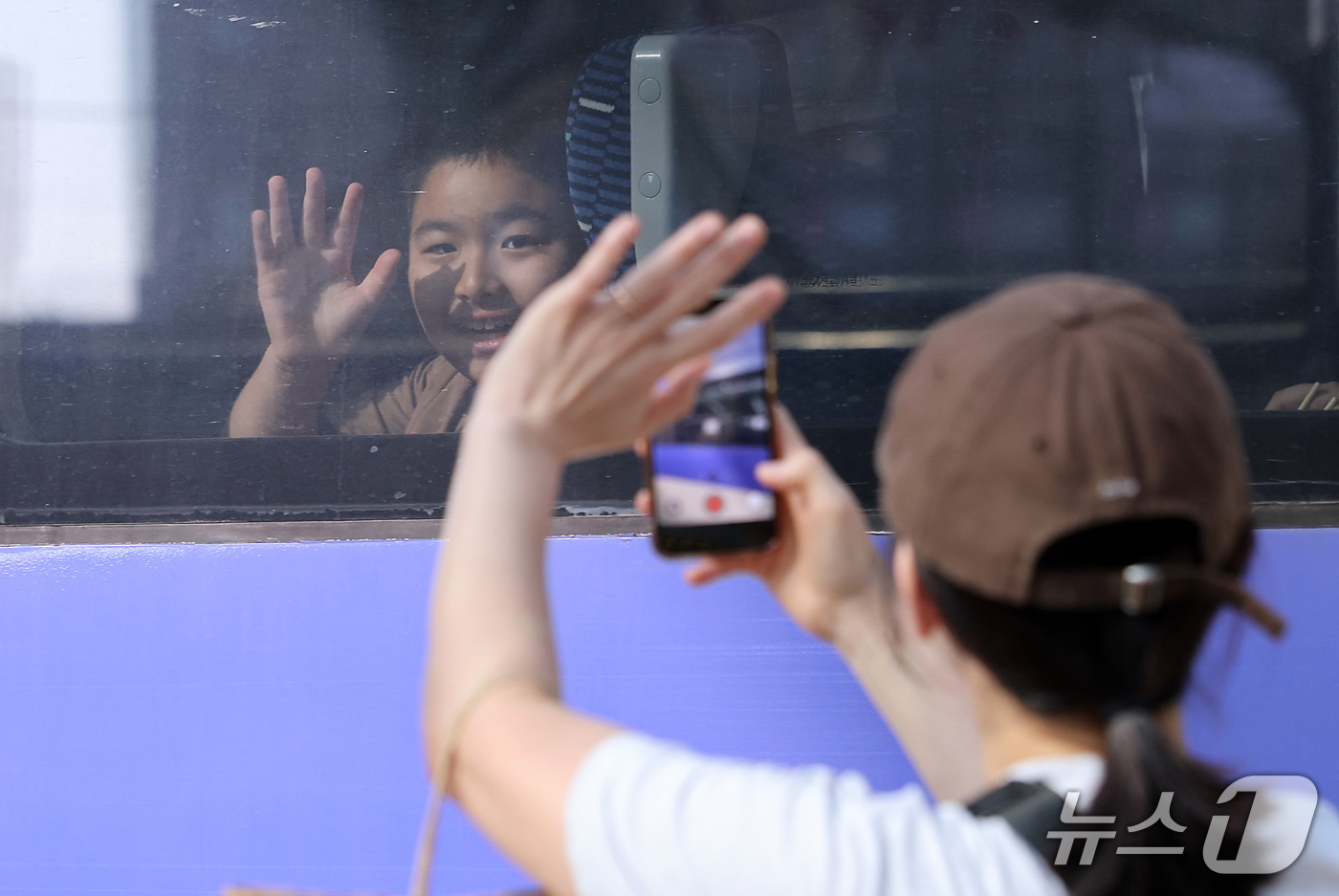 (서울=뉴스1) 김성진 기자 = 추석 연휴를 하루 앞둔 23일 서울역에서 귀성길에 오른 어린이들이 배웅을 나온 엄마와 인사하고 있다. 2026.9.23/뉴스1