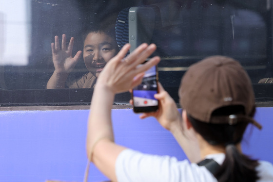 "6시간 서서가도 고향친구 보고 싶어"…연휴 첫날도 이어진 '줍줍' 행렬