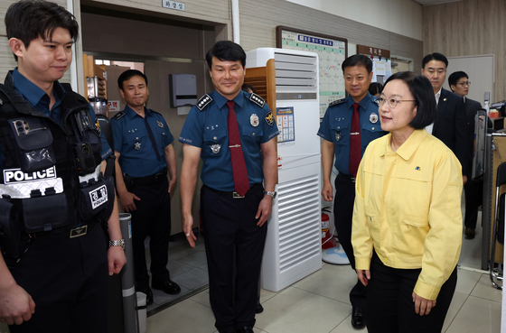 한성숙 총리, 반포지구대 찾아 경찰관 격려