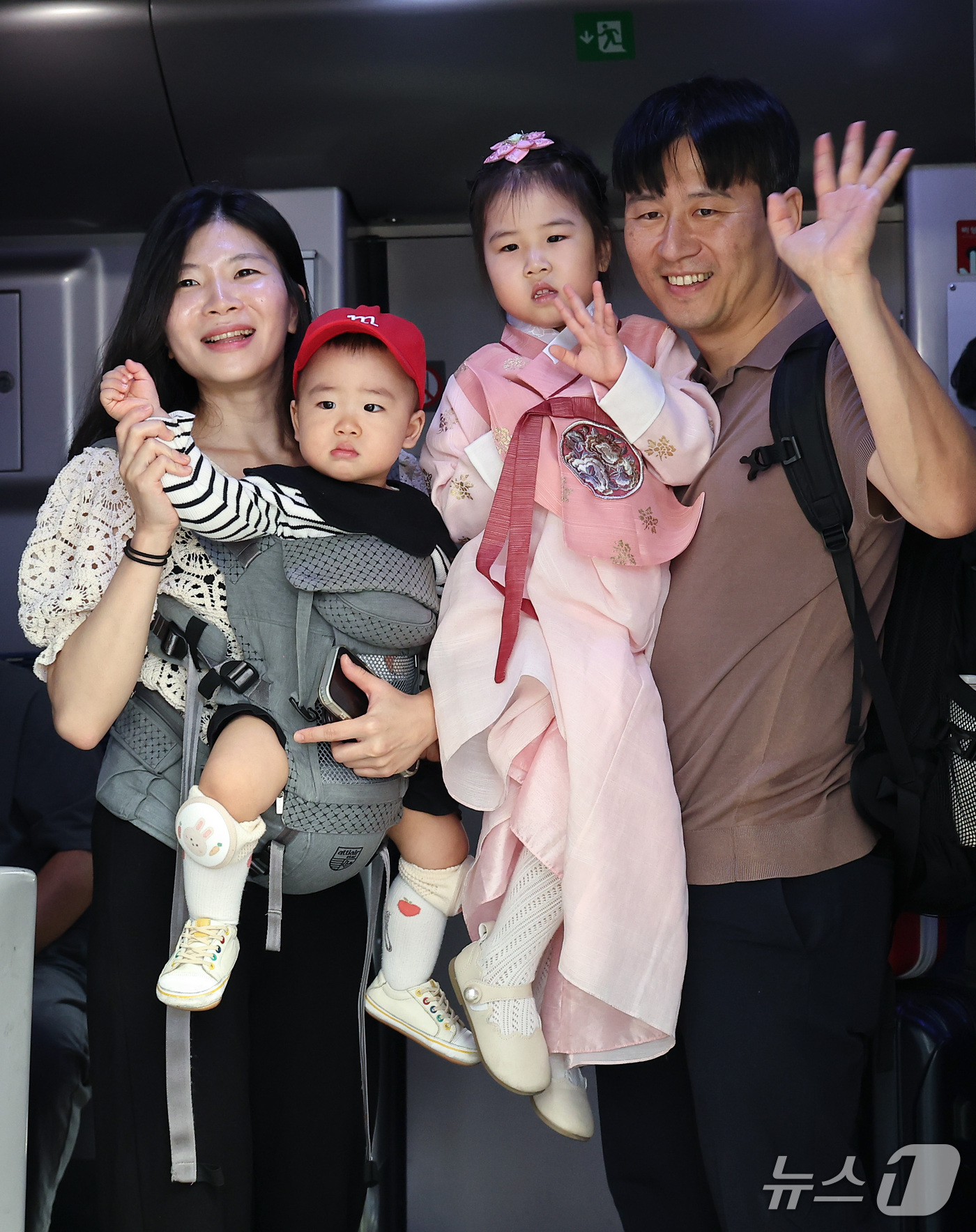 (서울=뉴스1) 김성진 기자 = 추석 연휴를 하루 앞둔 23일 서울역에서 귀성길에 오른 한 가족이 열차에 탑승해 인사하고 있다. 2026.9.23/뉴스1