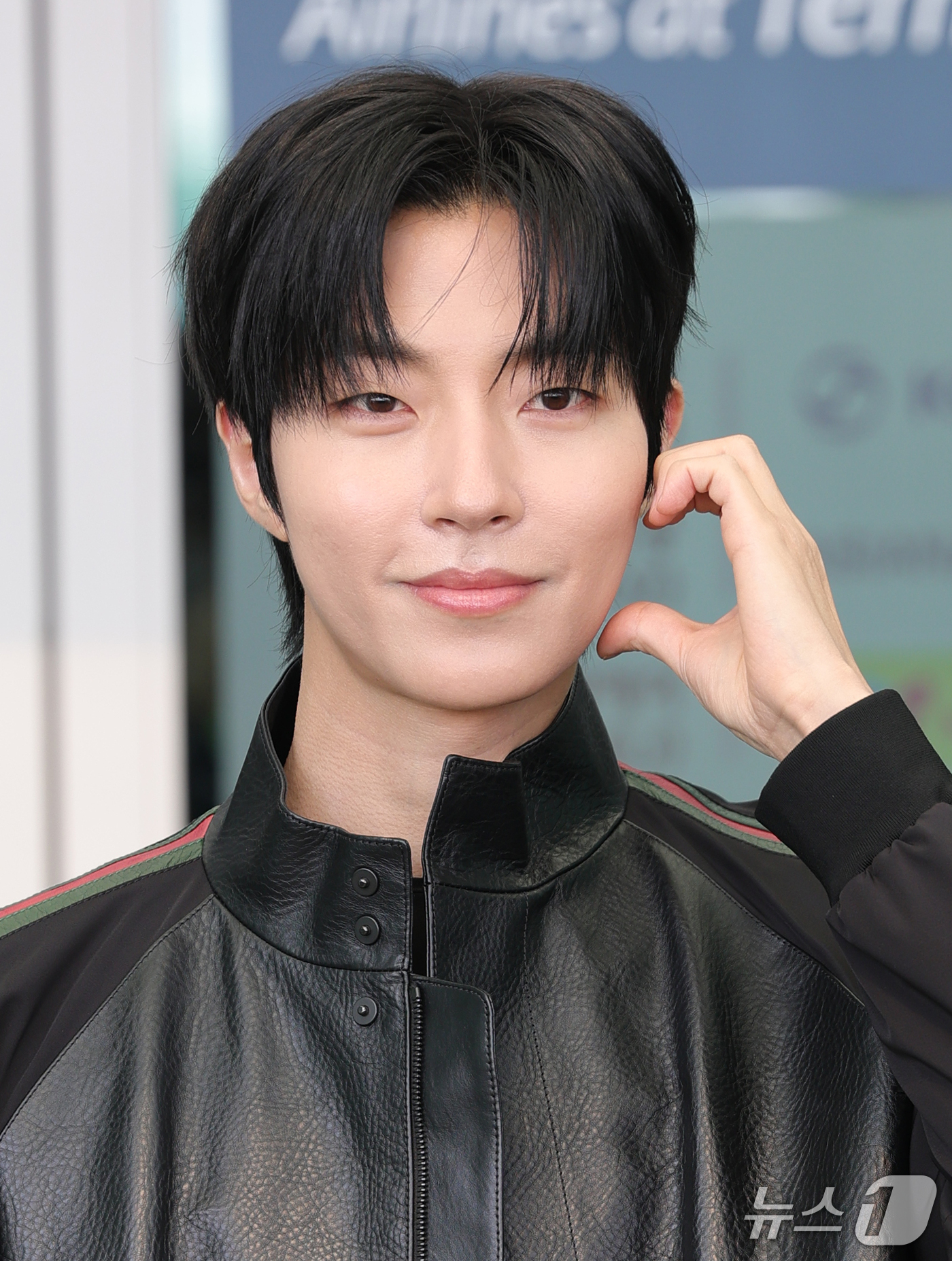 (인천공항=뉴스1) 권현진 기자 = 배우 황인엽이 해외 일정을 위해 23일 인천국제공항을 통해 이탈리아 밀라노로 출국하기 전 인사를 하고 있다. 2026.9.23/뉴스1