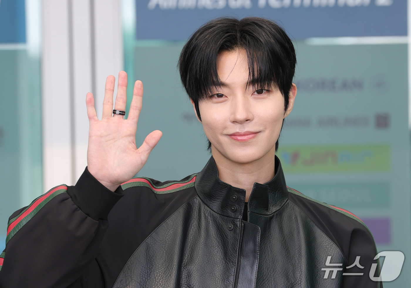 (인천공항=뉴스1) 권현진 기자 = 배우 황인엽이 해외 일정을 위해 23일 인천국제공항을 통해 이탈리아 밀라노로 출국하기 전 인사를 하고 있다. 2026.9.23/뉴스1