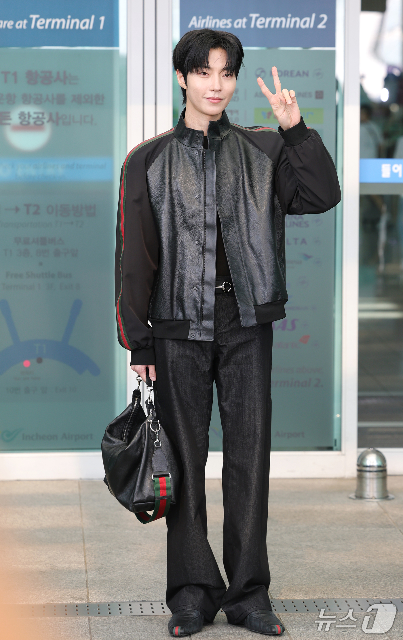(인천공항=뉴스1) 권현진 기자 = 배우 황인엽이 해외 일정을 위해 23일 인천국제공항을 통해 이탈리아 밀라노로 출국하기 전 인사를 하고 있다. 2026.9.23/뉴스1