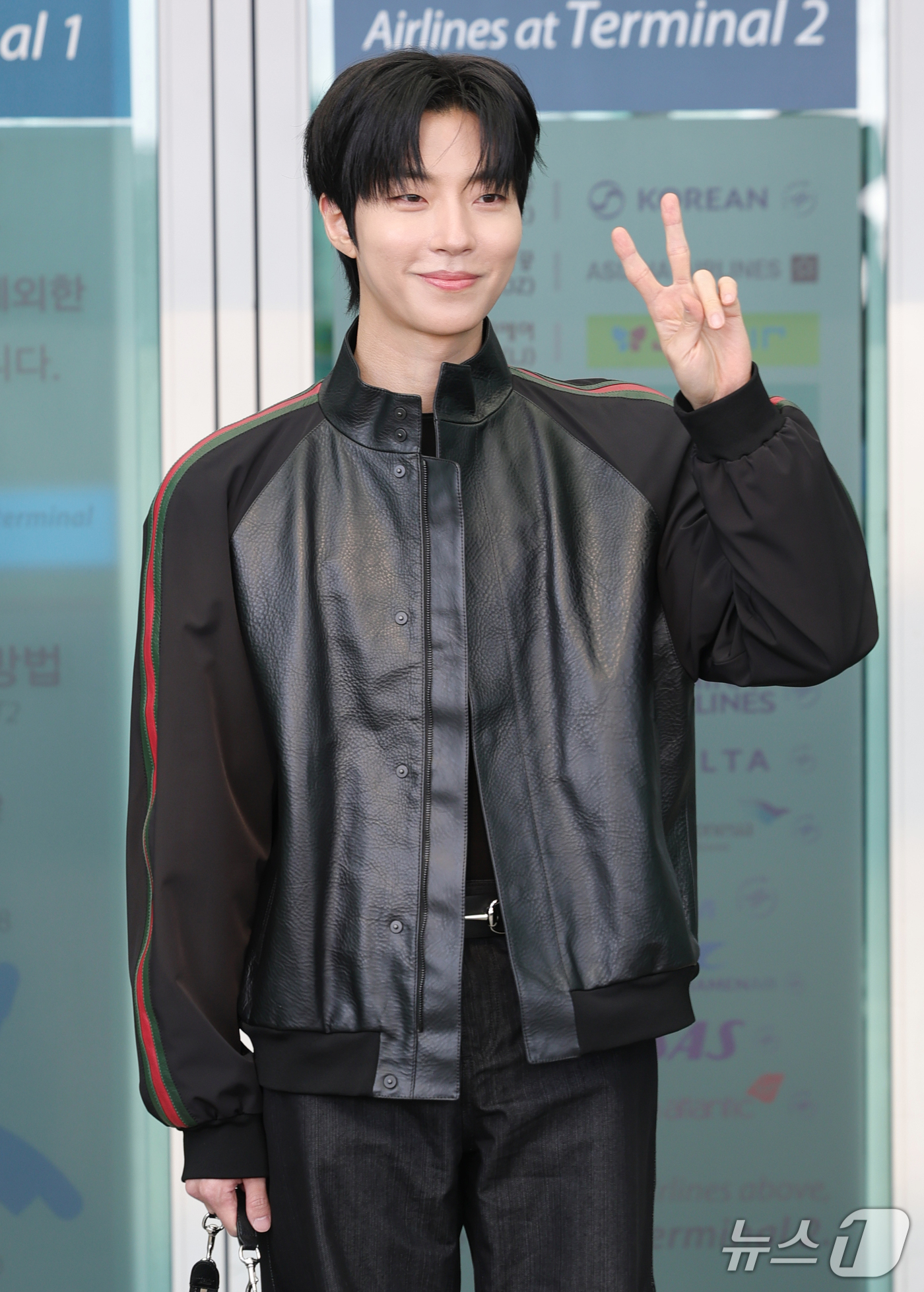 (인천공항=뉴스1) 권현진 기자 = 배우 황인엽이 해외 일정을 위해 23일 인천국제공항을 통해 이탈리아 밀라노로 출국하기 전 인사를 하고 있다. 2026.9.23/뉴스1