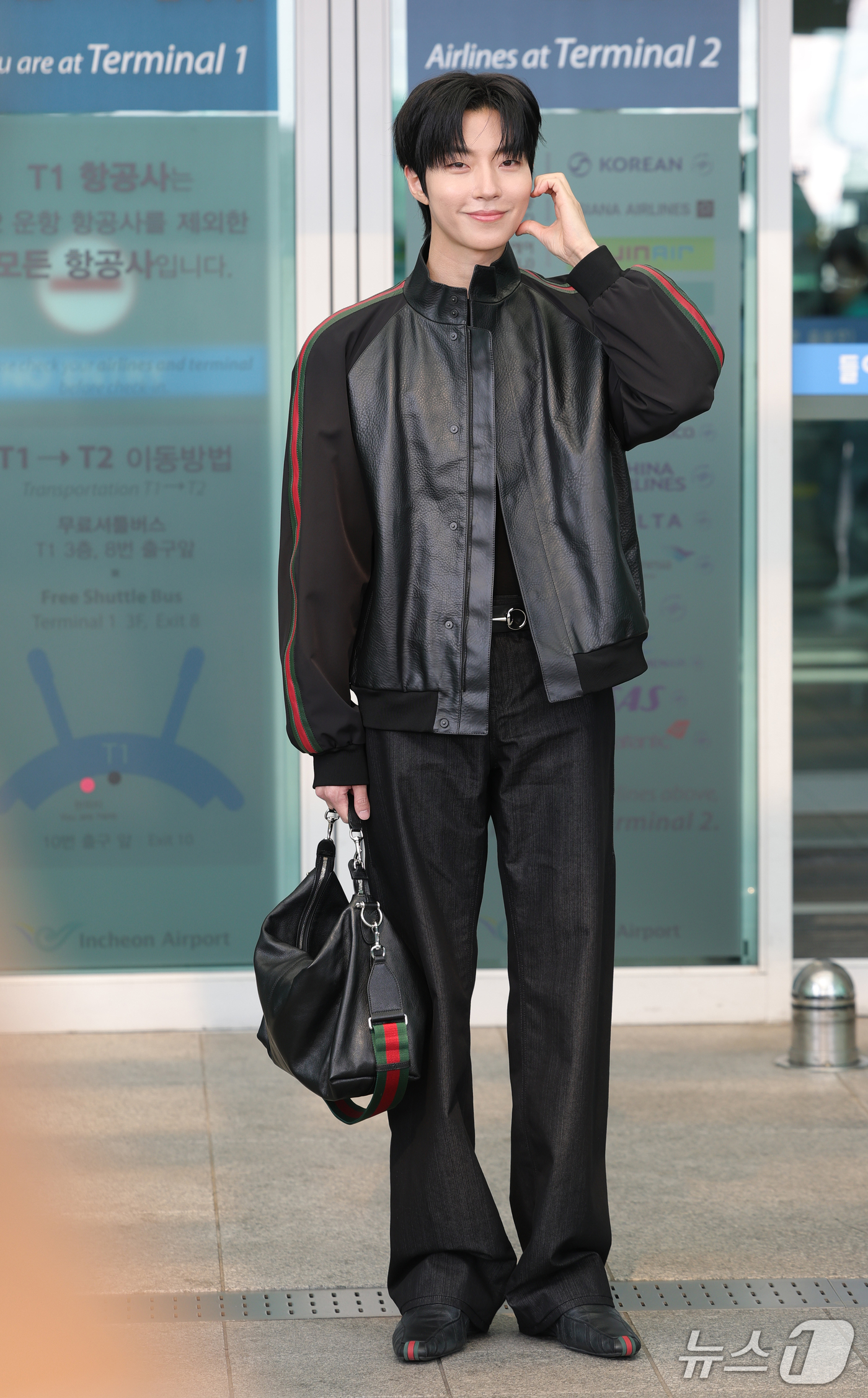 (인천공항=뉴스1) 권현진 기자 = 배우 황인엽이 해외 일정을 위해 23일 인천국제공항을 통해 이탈리아 밀라노로 출국하기 전 인사를 하고 있다. 2026.9.23/뉴스1