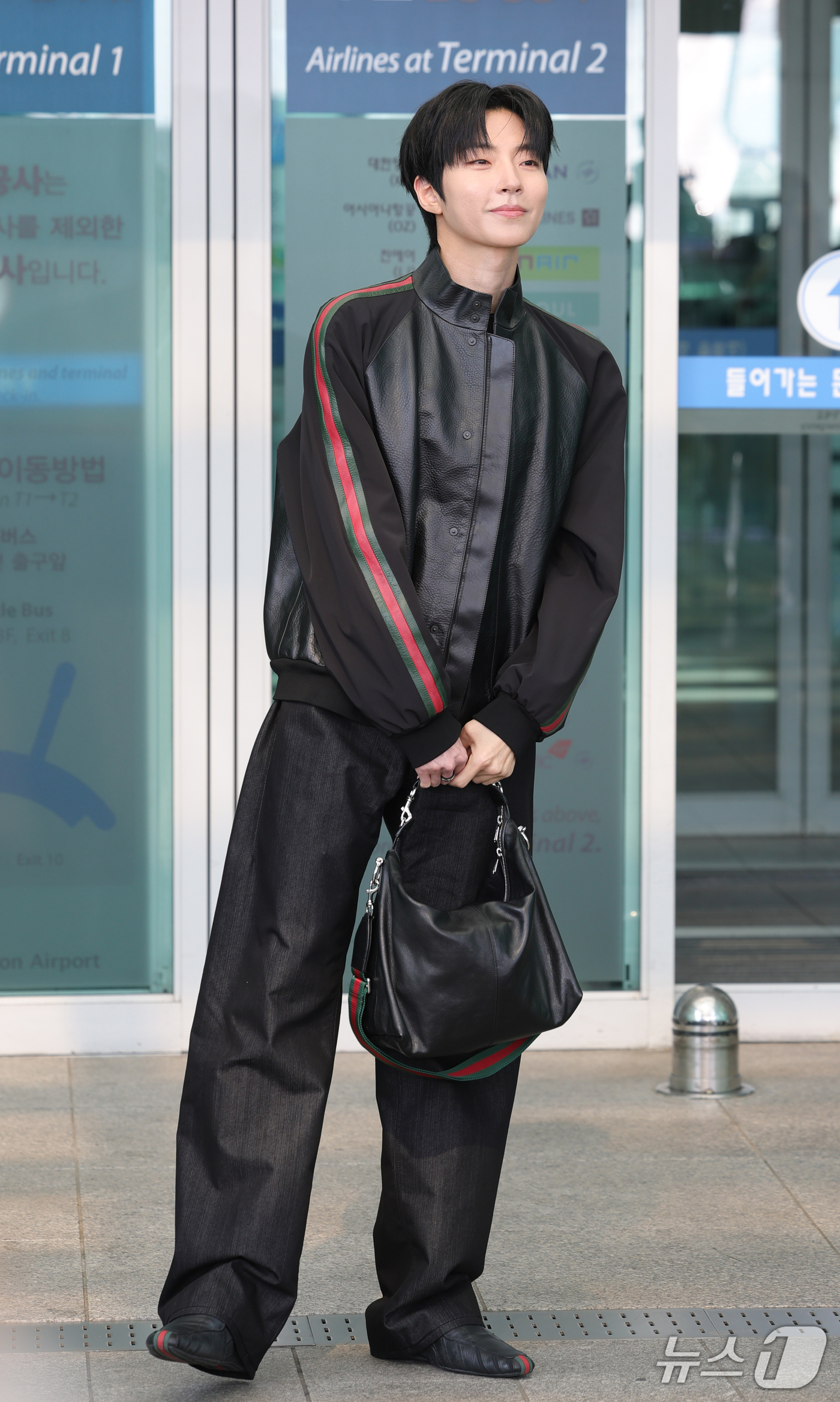 (인천공항=뉴스1) 권현진 기자 = 배우 황인엽이 해외 일정을 위해 23일 인천국제공항을 통해 이탈리아 밀라노로 출국하기 전 인사를 하고 있다. 2026.9.23/뉴스1