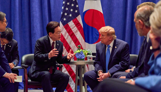 李대통령, 트럼프와 30분간 회담…대미투자 환영, 핵잠·조선협력 의지 확인(종합)