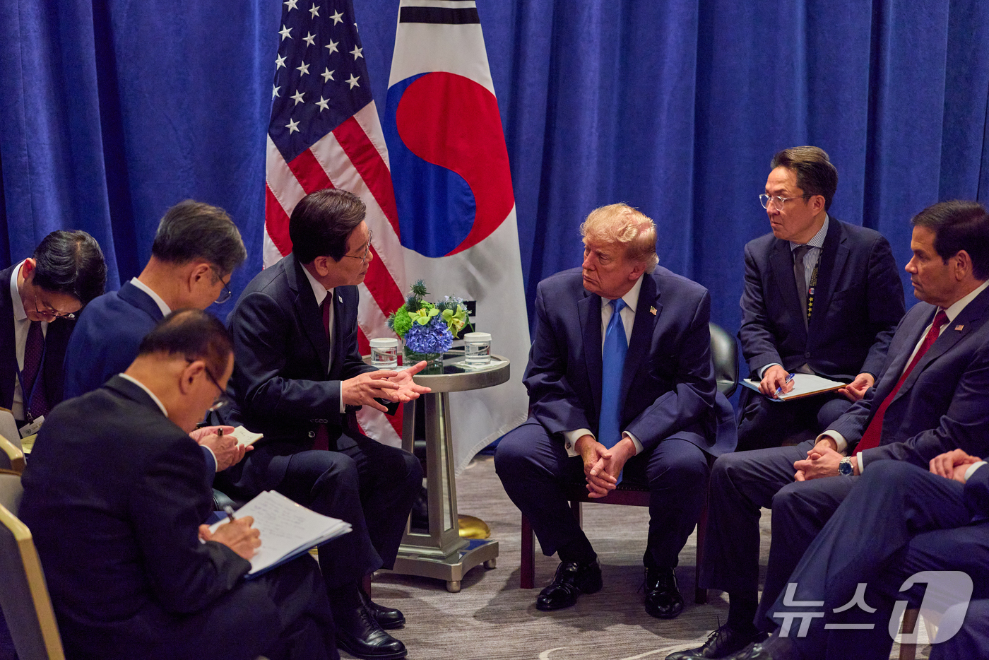 (뉴욕=뉴스1) 허경 기자 = 이재명 대통령과 도널드 트럼프 미국 대통령이 22일(현지시간) 뉴욕 한 호텔에서 유엔(UN) 총회를 계기로 정상회담을 하고 있다. (공동취재) 202 …