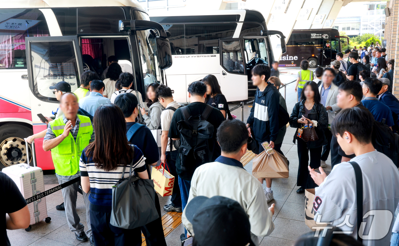 (서울=뉴스1) 이호윤 기자 = 추석 연휴를 하루 앞둔 23일 서울 서초구 고속버스터미널에서 귀성객들이 버스에 탑승하고 있다. 2026.9.23/뉴스1