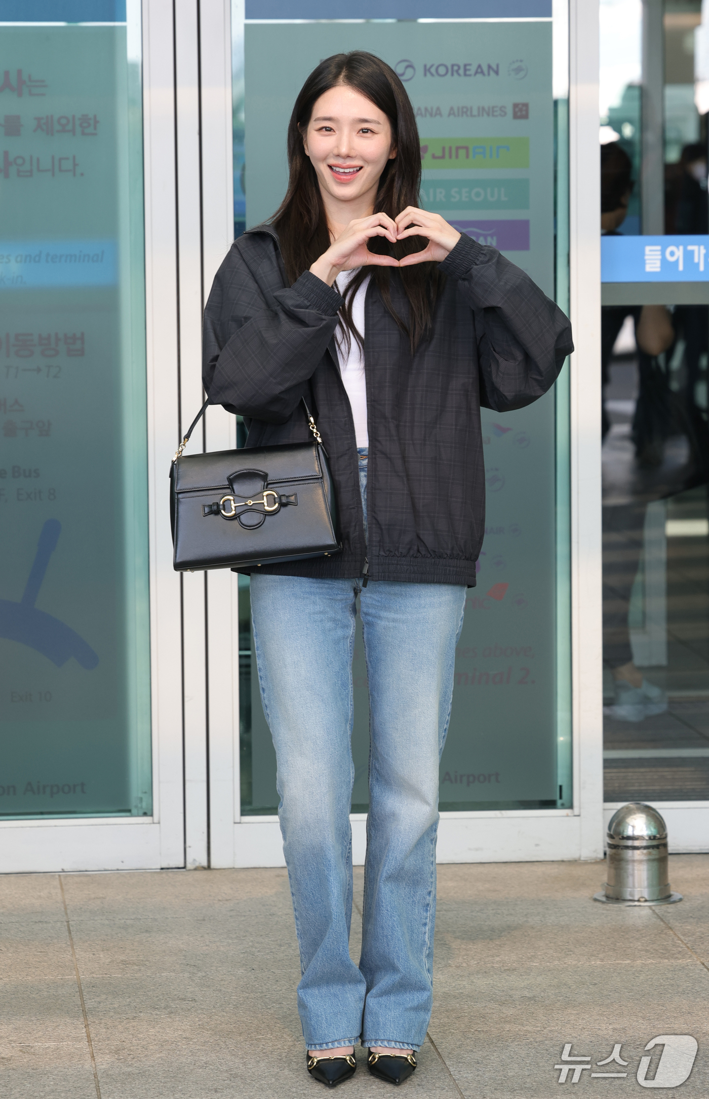 (인천공항=뉴스1) 권현진 기자 = 배우 박규영이 해외 일정을 위해 23일 인천국제공항을 통해 이탈리아 밀라노로 출국하기 전 인사를 하고 있다. 2026.9.23/뉴스1