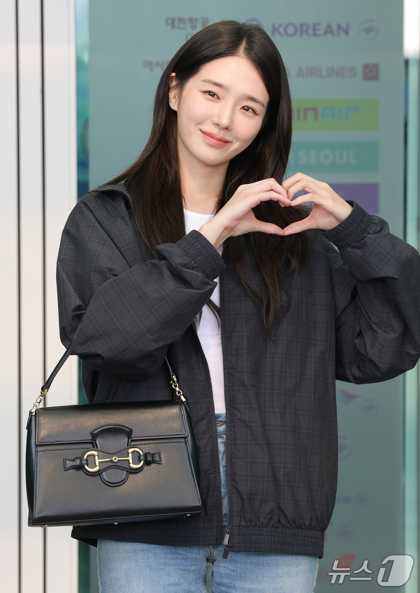 (인천공항=뉴스1) 권현진 기자 = 배우 박규영이 해외 일정을 위해 23일 인천국제공항을 통해 이탈리아 밀라노로 출국하기 전 인사를 하고 있다. 2026.9.23/뉴스1