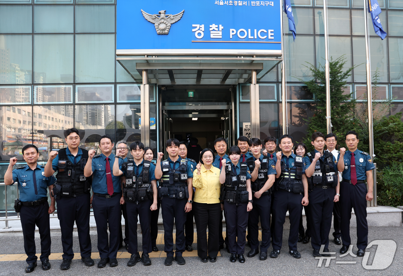 (서울=뉴스1) 김명섭 기자 = 한성숙 국무총리가 23일 서울 서초구 서초경찰서 반포지구대를 방문해 추석 연휴기간 비상근무를 하는 경찰관들을 격려후 기념촬영을 하고 있다. 2026 …