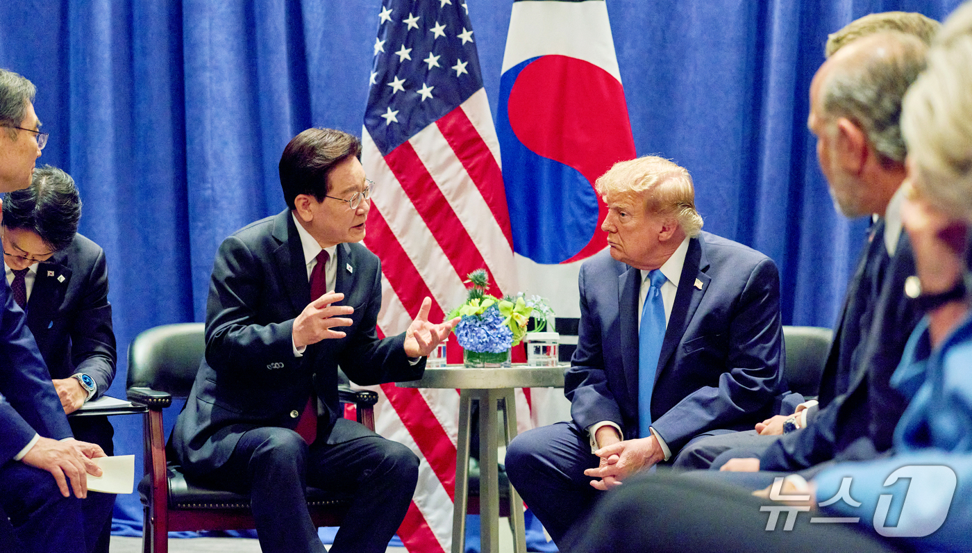 (뉴욕=뉴스1) 허경 기자 = 이재명 대통령과 도널드 트럼프 미국 대통령이 22일(현지시간) 뉴욕 한 호텔에서 유엔(UN) 총회를 계기로 정상회담을 하고 있다. (공동취재) 202 …