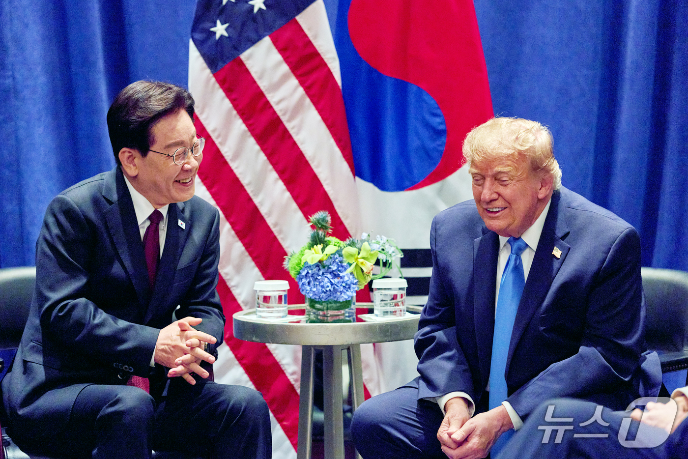 (뉴욕=뉴스1) 허경 기자 = 이재명 대통령과 도널드 트럼프 미국 대통령이 22일(현지시간) 뉴욕 한 호텔에서 유엔(UN) 총회를 계기로 정상회담을 하고 있다. (공동취재) 202 …