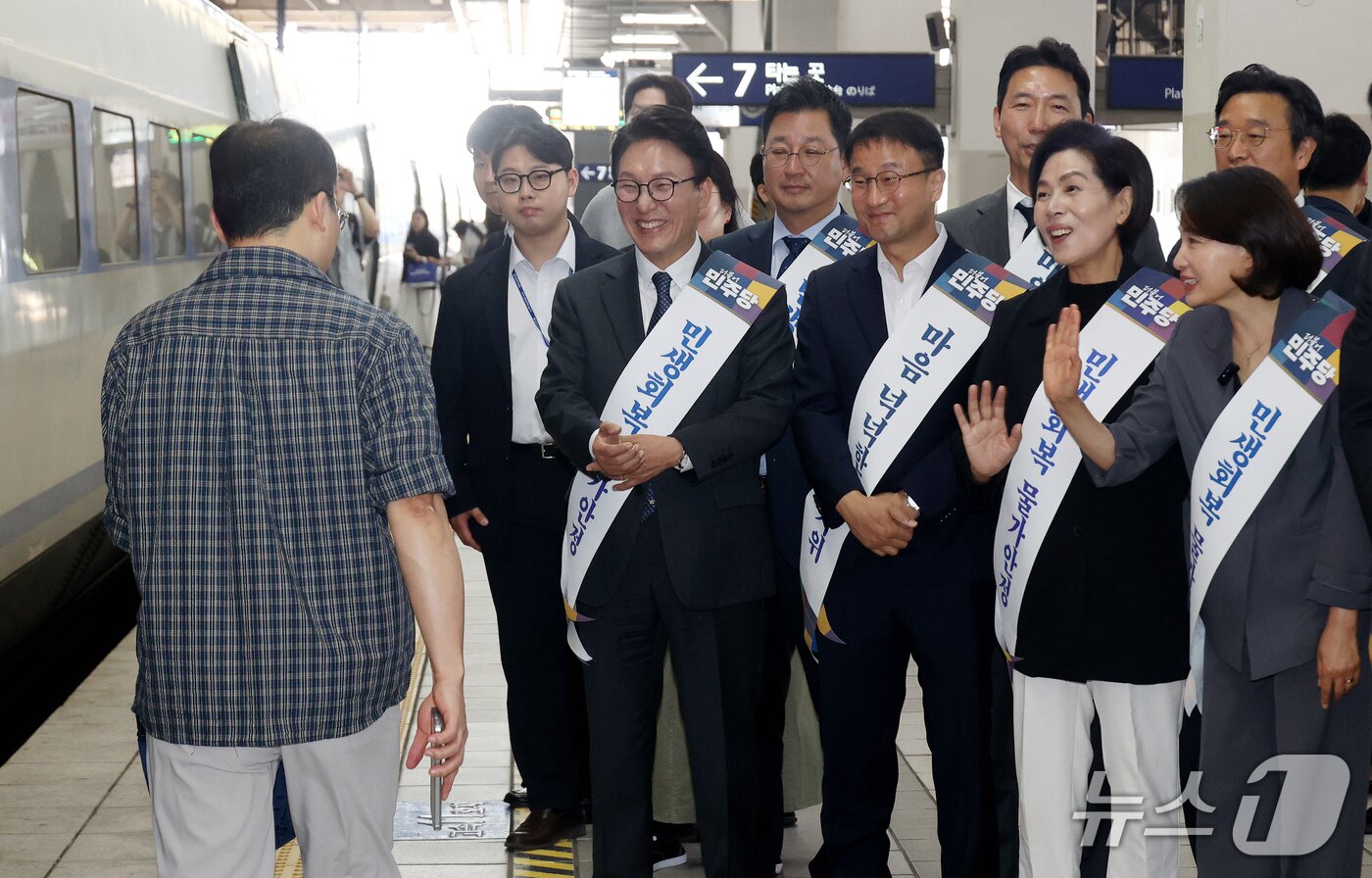 본문 이미지 - 더불어민주당 김민석 대표와 한병도 원내대표를 비롯한 지도부가 23일 서울 용산역에서 추석 명절을 맞아 귀성길에 오른 시민들에게 귀성인사를 하고 있다. (공동취재) 2026.9.23 ⓒ 뉴스1 유승관 기자