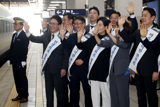 與, '호남선 출발' 용산역서 귀성 인사…"명절 잘 보내세요"