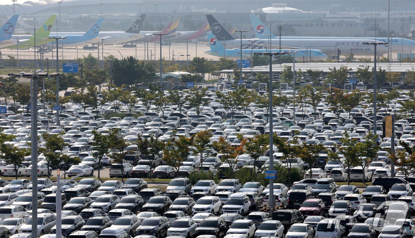 본문 이미지 - 추석 연휴를 하루 앞둔 23일 오전 인천국제공항 제2터미널 장기주차장이 여행객들의 차량으로 가득 차 있다. 2026.9.23 ⓒ 뉴스1 권현진 기자