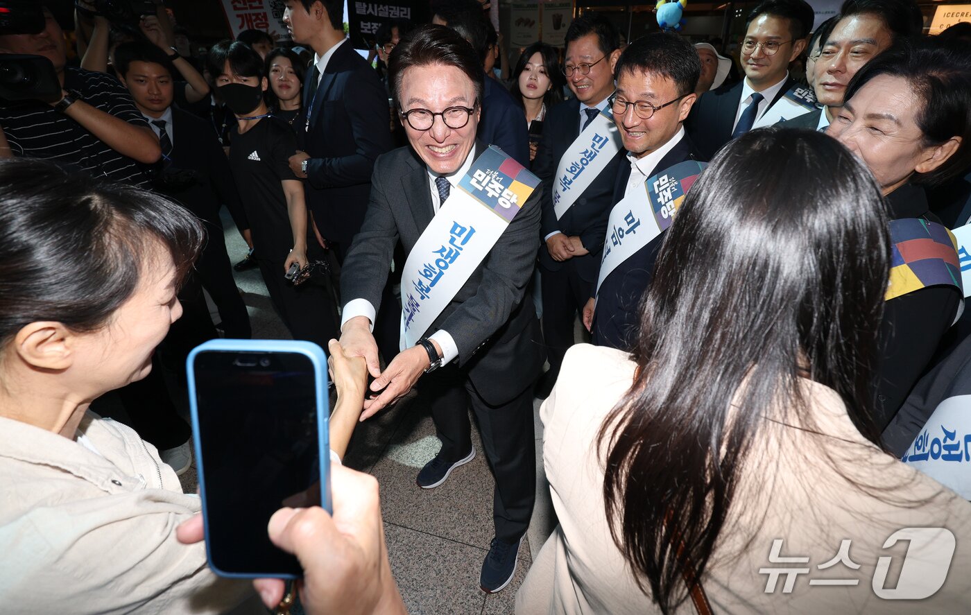본문 이미지 - 더불어민주당 김민석 대표와 한병도 원내대표를 비롯한 지도부가 23일 서울 용산역에서 추석 명절을 맞아 귀성길에 오른 시민들에게 귀성인사를 하고 있다. (공동취재) 2026.9.23 ⓒ 뉴스1 유승관 기자