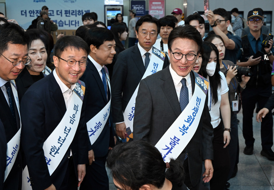 김민석 민주당 대표 등 지도부, 용산역 추석 귀성인사