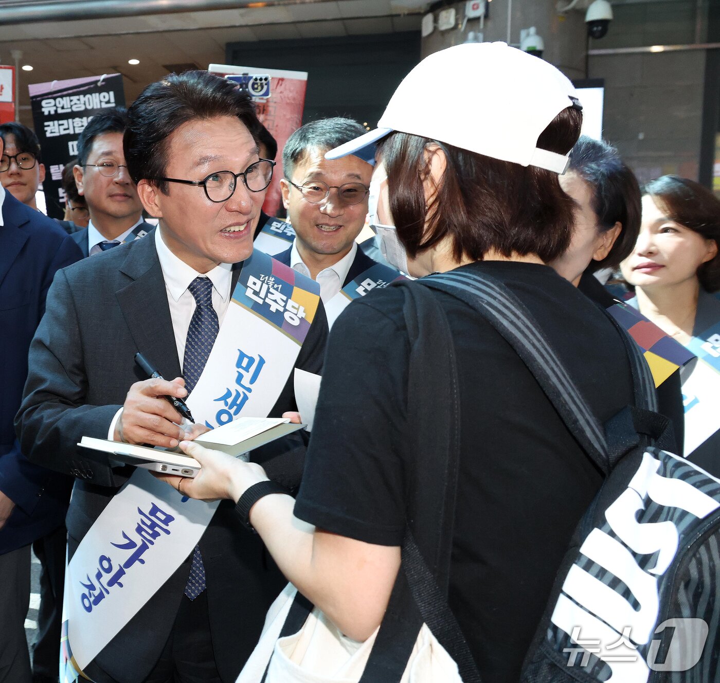 본문 이미지 - 더불어민주당 김민석 대표와 한병도 원내대표를 비롯한 지도부가 23일 서울 용산역에서 추석 명절을 맞아 귀성길에 오른 시민들에게 귀성인사를 하고 있다. (공동취재) 2026.9.23 ⓒ 뉴스1 유승관 기자