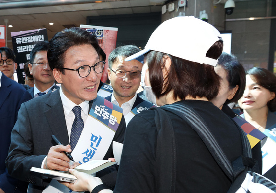 귀성객 만난 김민석 민주당 대표