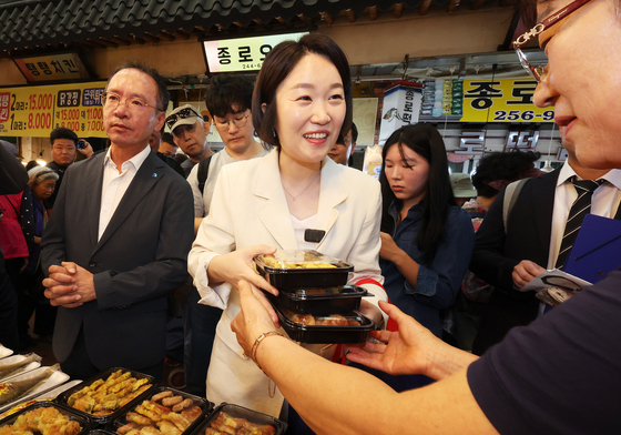 이소영 중기장관, 취임 첫 현장은 전통시장…"온누리상품권 개편"
