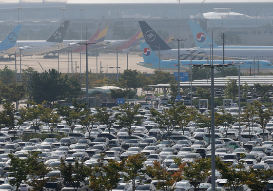 추석 연휴 하루 앞둔 인천공항, 주차장부터 북적