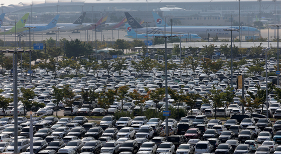추석 연휴 하루 앞둔 인천공항, 주차장부터 북적