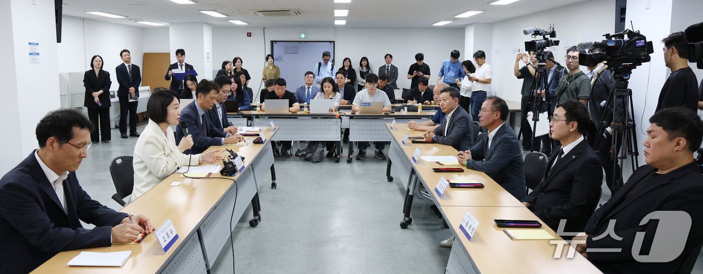 본문 이미지 - 이소영 중소벤처기업부 장관이 23일 경기 수원시 팔달구 영동시장에서 전국상인연합회 관계자들을 만나 차담회를 하고 있다. 2026.9.23 ⓒ 뉴스1 김영운 기자