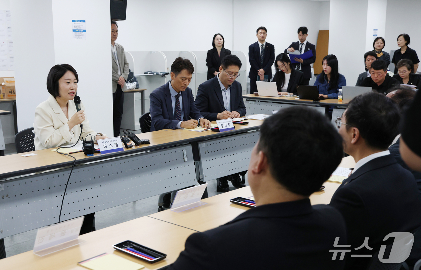 (수원=뉴스1) 김영운 기자 = 이소영 중소벤처기업부 장관이 23일 경기 수원시 팔달구 영동시장에서 전국상인연합회 관계자들을 만나 차담회를 하고 있다. 2026.9.23/뉴스1