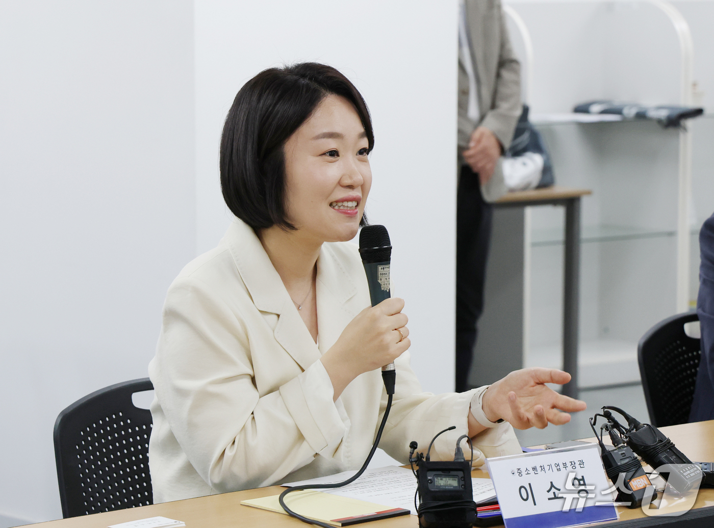 (수원=뉴스1) 김영운 기자 = 이소영 중소벤처기업부 장관이 23일 경기 수원시 팔달구 영동시장에서 전국상인연합회 관계자들을 만나 차담회를 하고 있다. 2026.9.23/뉴스1