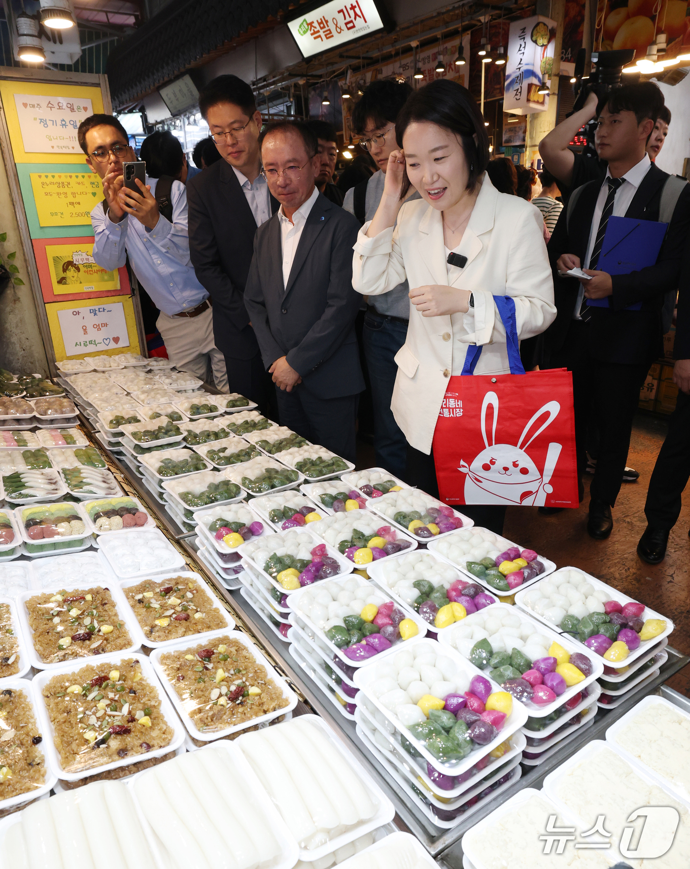 (수원=뉴스1) 김영운 기자 = 이소영 중소벤처기업부 장관이 23일 경기 수원시 팔달구 못골시장을 방문해 떡을 구매하고 있다. 2026.9.23/뉴스1