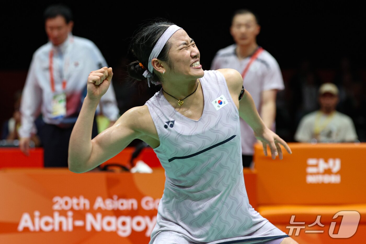 본문 이미지 - 23일 일본 아이치현 이치노미야시립 종합체육관에서 열린 2026 아이치·나고야 아시안게임 배드민턴 여자 단체 준결승 대한민국과 일본의 경기, 대한민국 안세영이 일본 야마구치 아카네를 상대로 승리 후 기뻐하고 있다. 2026.9.23 ⓒ 뉴스1 김도우 기자