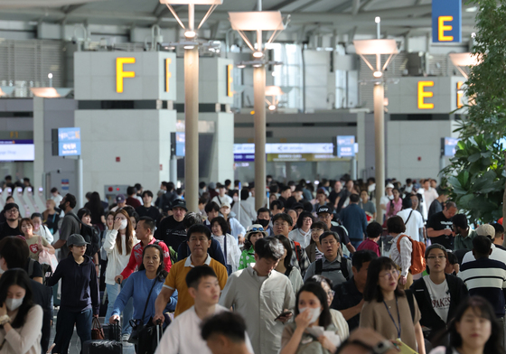 추석 연휴 앞두고 붐비는 인천공항