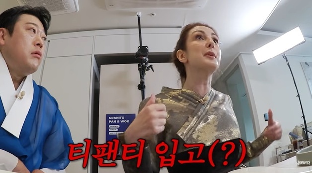 "시어머니 앞 알몸으로 다녀…같은 여자인데 뭘" 크리스티나 깜짝 고백