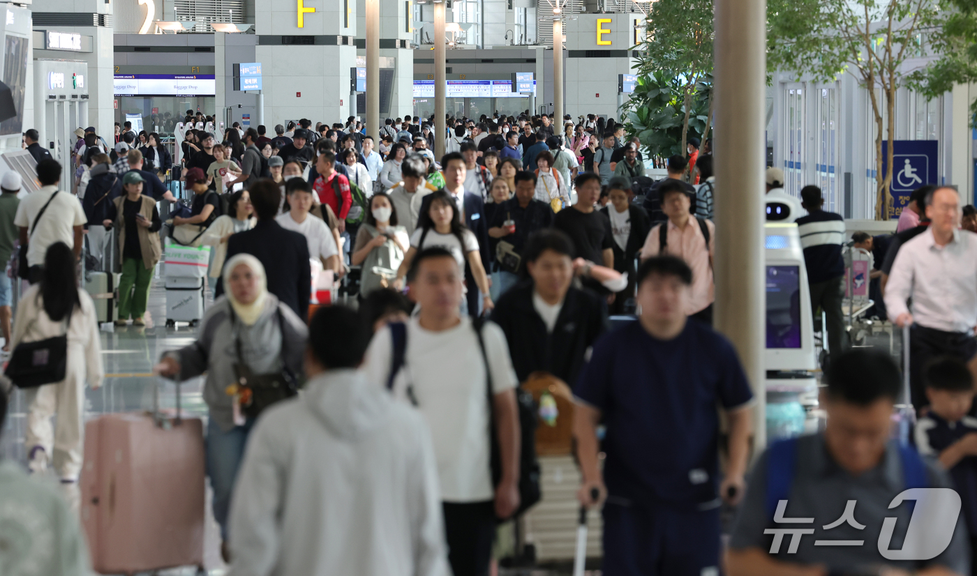 (인천공항=뉴스1) 권현진 기자 = 추석 연휴를 하루 앞둔 23일 오전 인천국제공항 제1터미널 출국장이 여행객들로 붐비고 있다. 올해 추석 연휴 기간 국내 공항 이용객은 195만명 …