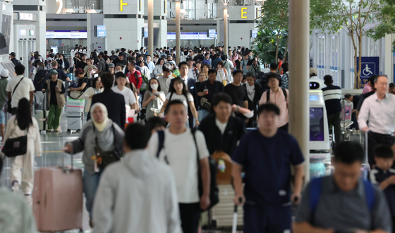 추석 연휴 앞두고 붐비는 인천공항