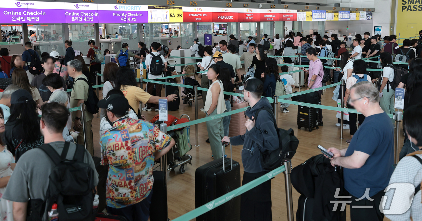 (인천공항=뉴스1) 권현진 기자 = 추석 연휴를 하루 앞둔 23일 오전 인천국제공항 제1터미널 출국장이 여행객들로 붐비고 있다. 올해 추석 연휴 기간 국내 공항 이용객은 195만명 …
