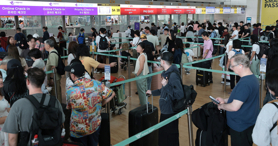 북적이는 인천공항 출국장