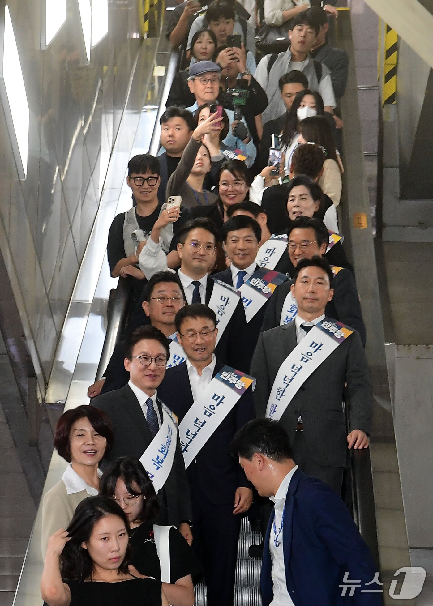 본문 이미지 - 더불어민주당 김민석 대표와 한병도 원내대표를 비롯한 지도부가 23일 서울 용산역에서 추석 명절을 맞아 귀성길에 오른 시민들에게 귀성인사를 하기 위해 열차 승강장으로 내려오고 있다. (공동취재) 2026.9.23 ⓒ 뉴스1 유승관 기자