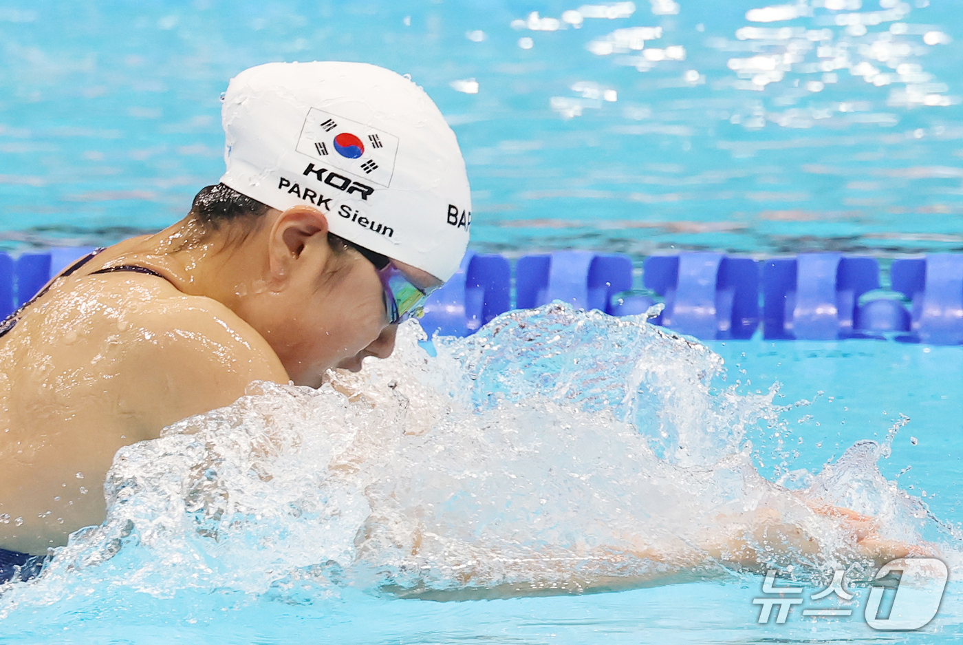 (도쿄=뉴스1) 김민지 기자 = 23일 도쿄 아쿠아틱스 센터에서 열린 2026 아이치·나고야 아시안게임 여자 100m 평영 예선 3조 경기, 박시은이 역영하고 있다. 2026.9. …