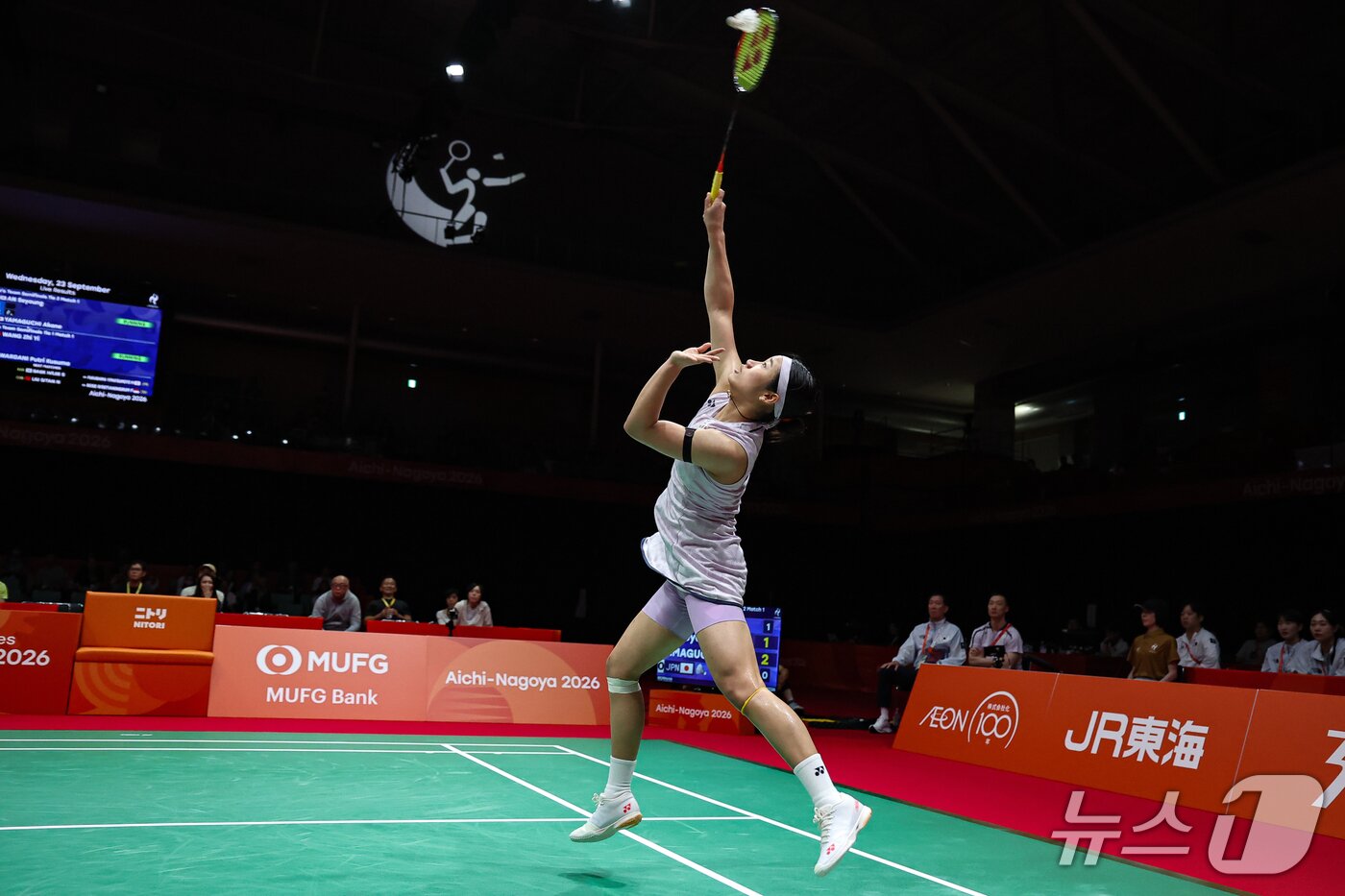 본문 이미지 - 23일 일본 아이치현 이치노미야시립 종합체육관에서 열린 2026 아이치·나고야 아시안게임 배드민턴 여자 단체 준결승 대한민국과 일본의 경기, 대한민국 안세영이 일본 야마구치 아카네를 상대로 경기하고 있다. 2026.9.23 ⓒ 뉴스1 김도우 기자