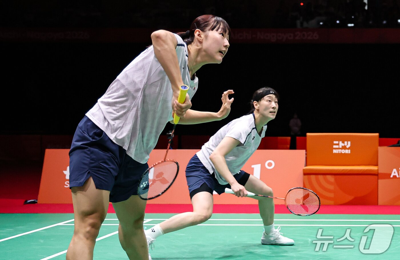 본문 이미지 - 23일 일본 아이치현 이치노미야시립 종합체육관에서 열린 2026 아이치·나고야 아시안게임 배드민턴 여자 단체 준결승 대한민국과 일본의 경기, 대한민국 백하나, 이소희가 일본 후쿠시마 유키, 마츠모토 마유를 상대로 경기하고 있다. 2026.9.23 ⓒ 뉴스1 김도우 기자