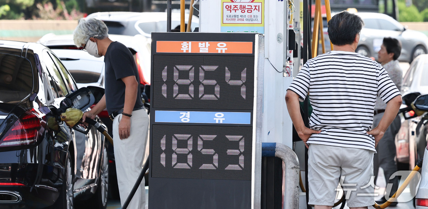 (서울=뉴스1) 이종수 기자 = 정부가 추석 연휴인 오는 24일부터 27일까지 한국도로공사가 관리하는 전국 재정 고속도로 주유소 226곳의 유류 가격을 지난 17일 대비 L당 10 …
