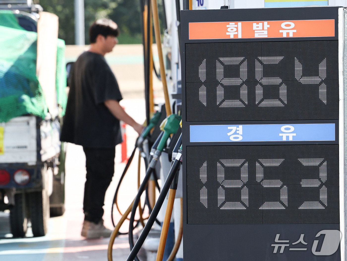 (서울=뉴스1) 이종수 기자 = 정부가 추석 연휴인 오는 24일부터 27일까지 한국도로공사가 관리하는 전국 재정 고속도로 주유소 226곳의 유류 가격을 지난 17일 대비 L당 10 …