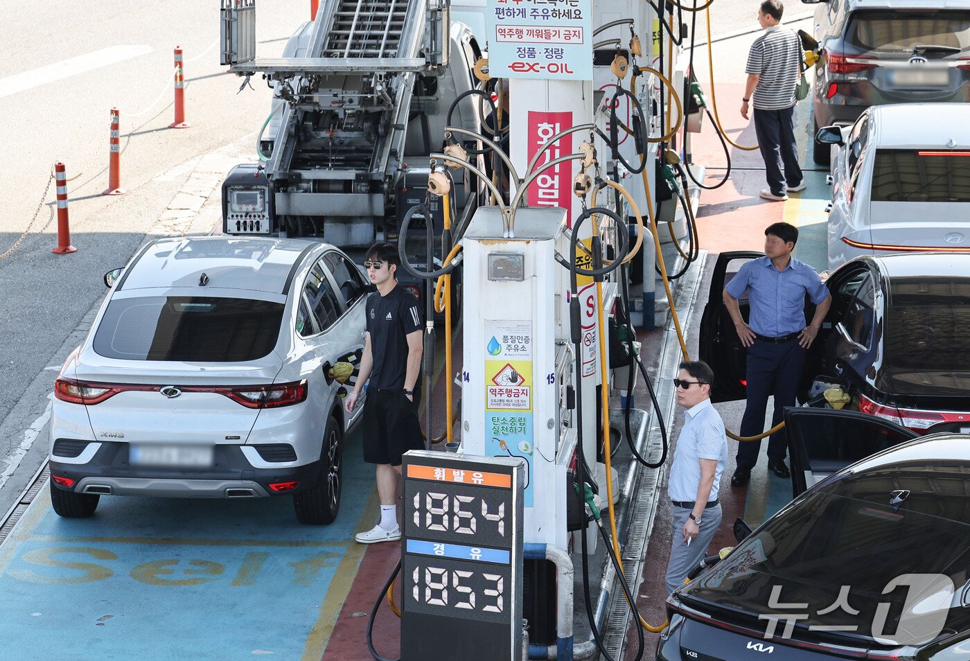 본문 이미지 - 정부가 추석 연휴인 오는 24일부터 27일까지 한국도로공사가 관리하는 전국 재정 고속도로 주유소 226곳의 유류 가격을 지난 17일 대비 L당 100원 인하한다. 사진은 23일 서울 서초구 경부고속도로 만남의광장 휴게소 주유소 모습. 2026.9.23 ⓒ 뉴스1 이종수 기자