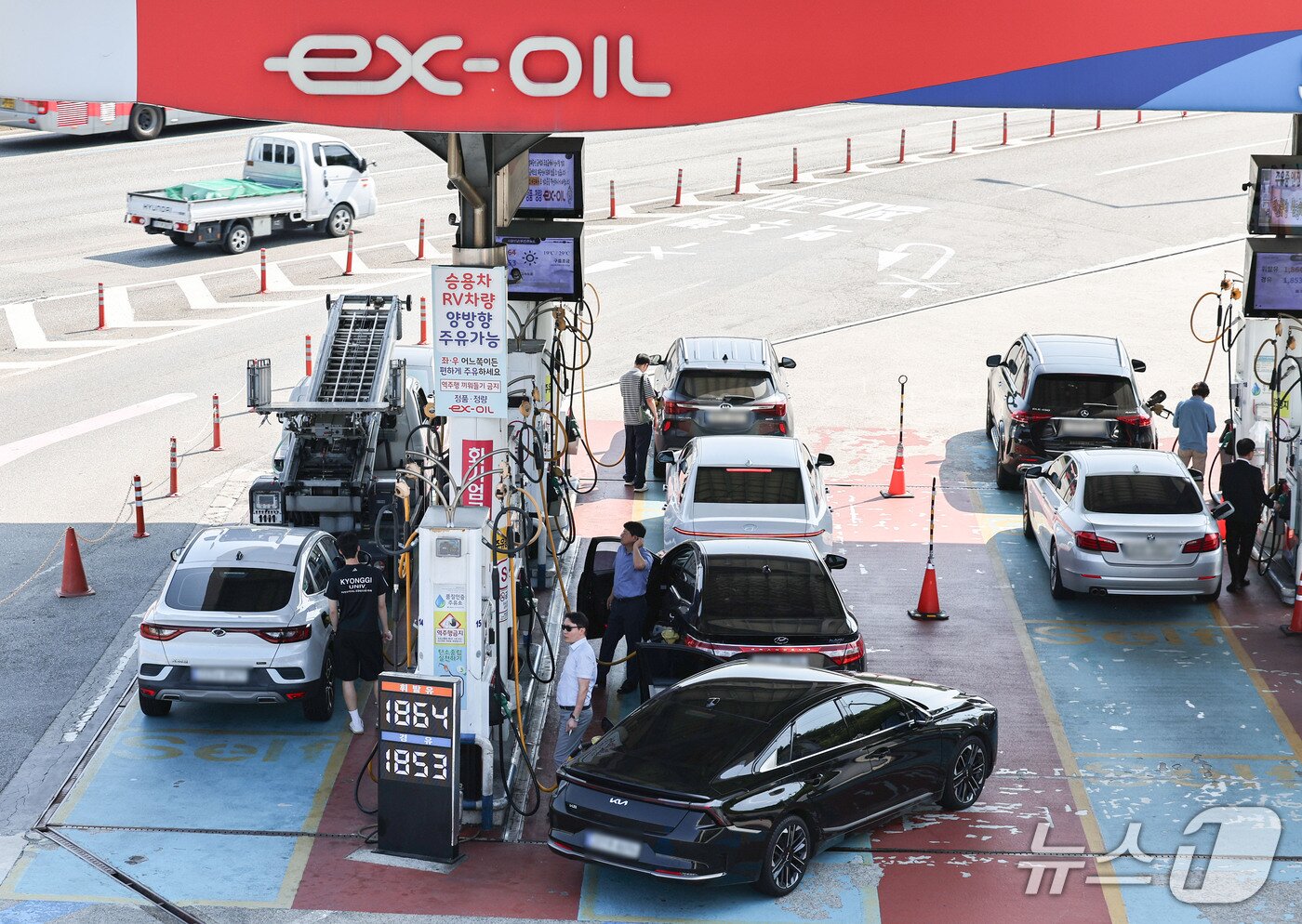 본문 이미지 - 정부가 추석 연휴인 오는 24일부터 27일까지 한국도로공사가 관리하는 전국 재정 고속도로 주유소 226곳의 유류 가격을 지난 17일 대비 L당 100원 인하한다. 사진은 23일 서울 서초구 경부고속도로 만남의광장 휴게소 주유소 모습. 2026.9.23 ⓒ 뉴스1 이종수 기자