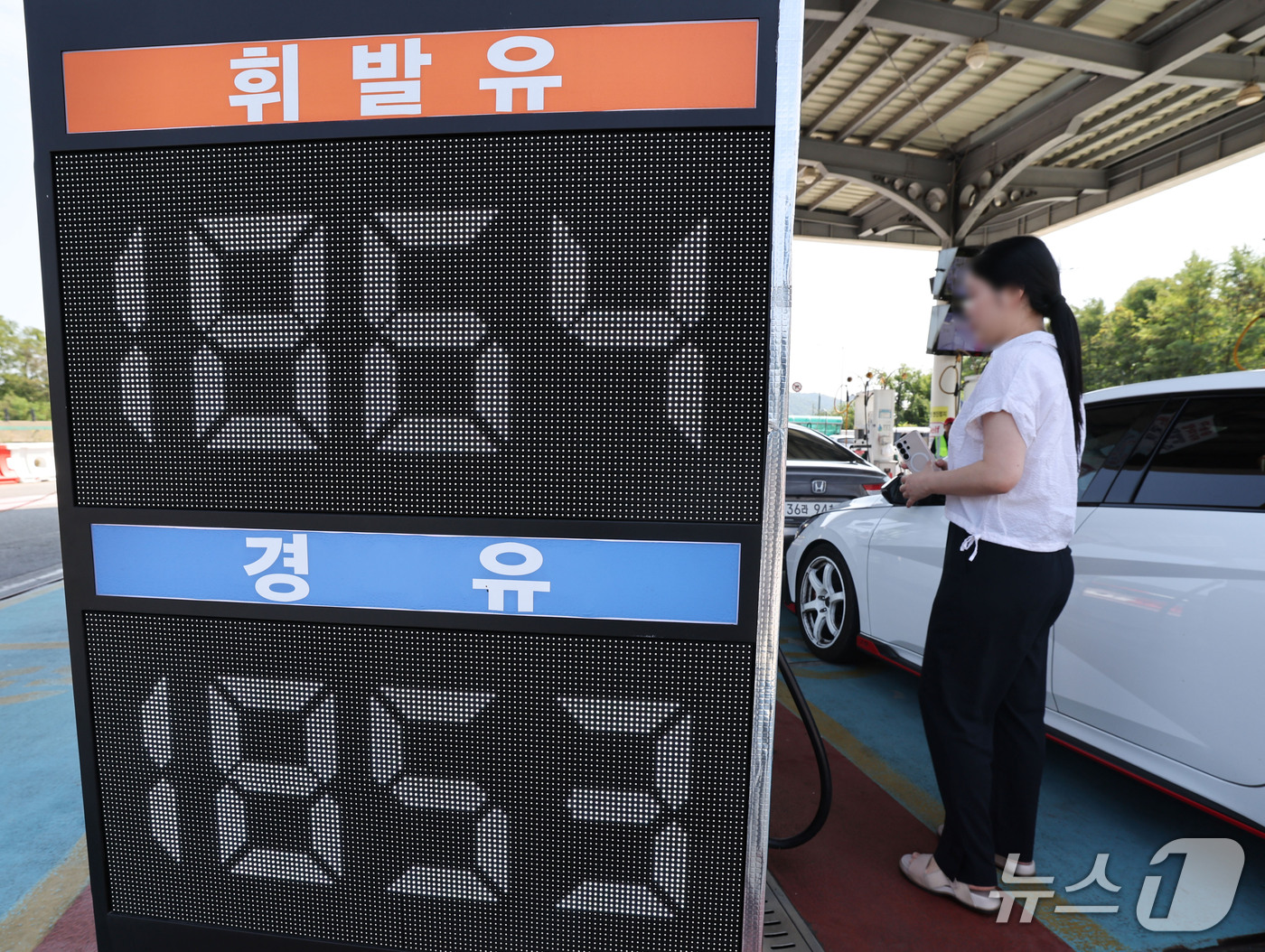 (서울=뉴스1) 이종수 기자 = 정부가 추석 연휴인 오는 24일부터 27일까지 한국도로공사가 관리하는 전국 재정 고속도로 주유소 226곳의 유류 가격을 지난 17일 대비 L당 10 …
