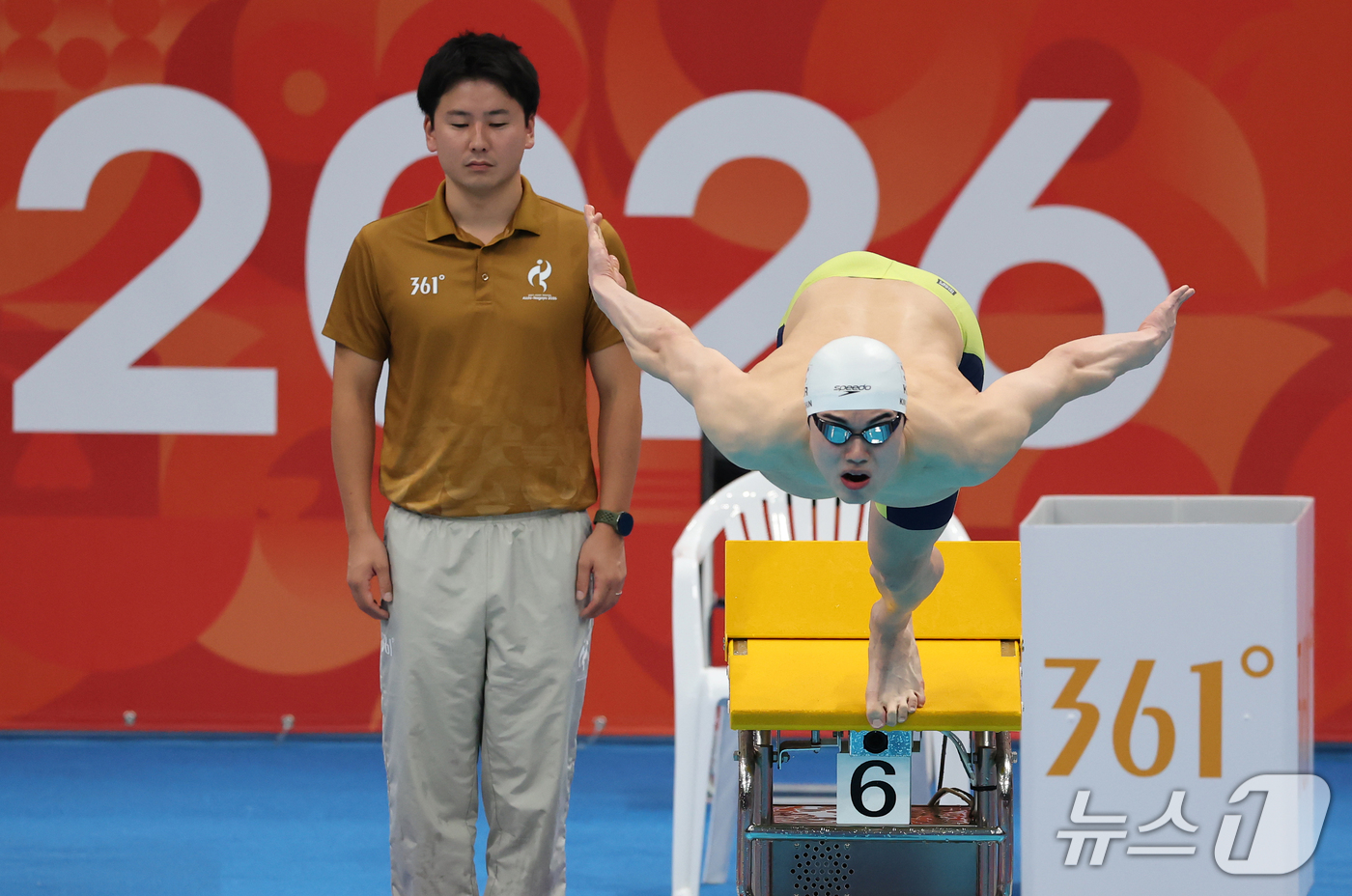 (도쿄=뉴스1) 김민지 기자 = 23일 도쿄 아쿠아틱스 센터에서 열린 2026 아이치·나고야 아시안게임 남자 100m 접영 예선 4조 경기, 김지훈이 출발하고 있다. 2026.9. …