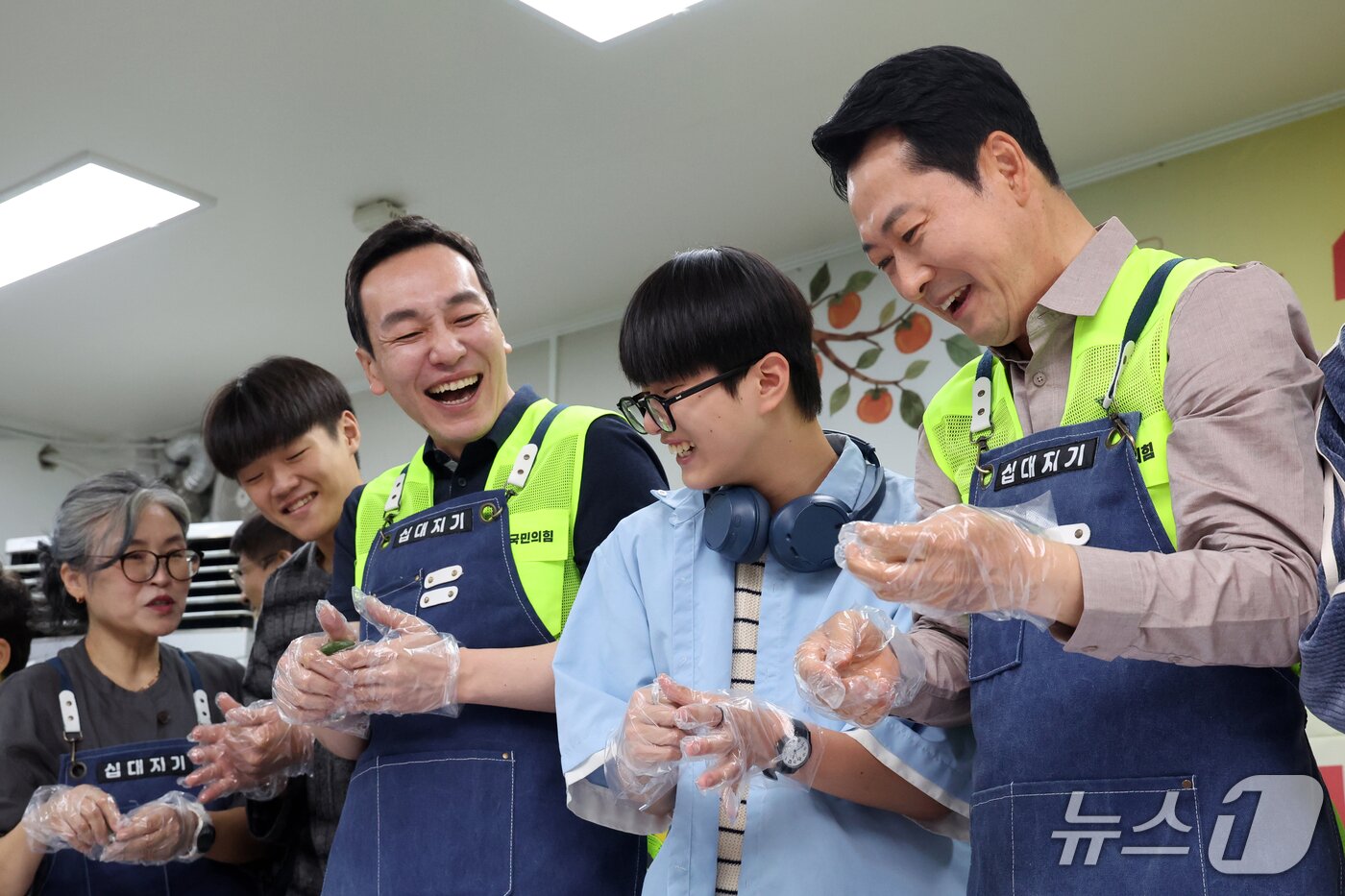 본문 이미지 - 장동혁 국민의힘 대표가 23일 경기 의정부시 청소년비전센터 십대지기에서 열린 '추석 맞이 청년레드윙 봉사활동'에서 참석자들과 송편을 만들고 있다. 2026.9.23 ⓒ 뉴스1 황기선 기자
